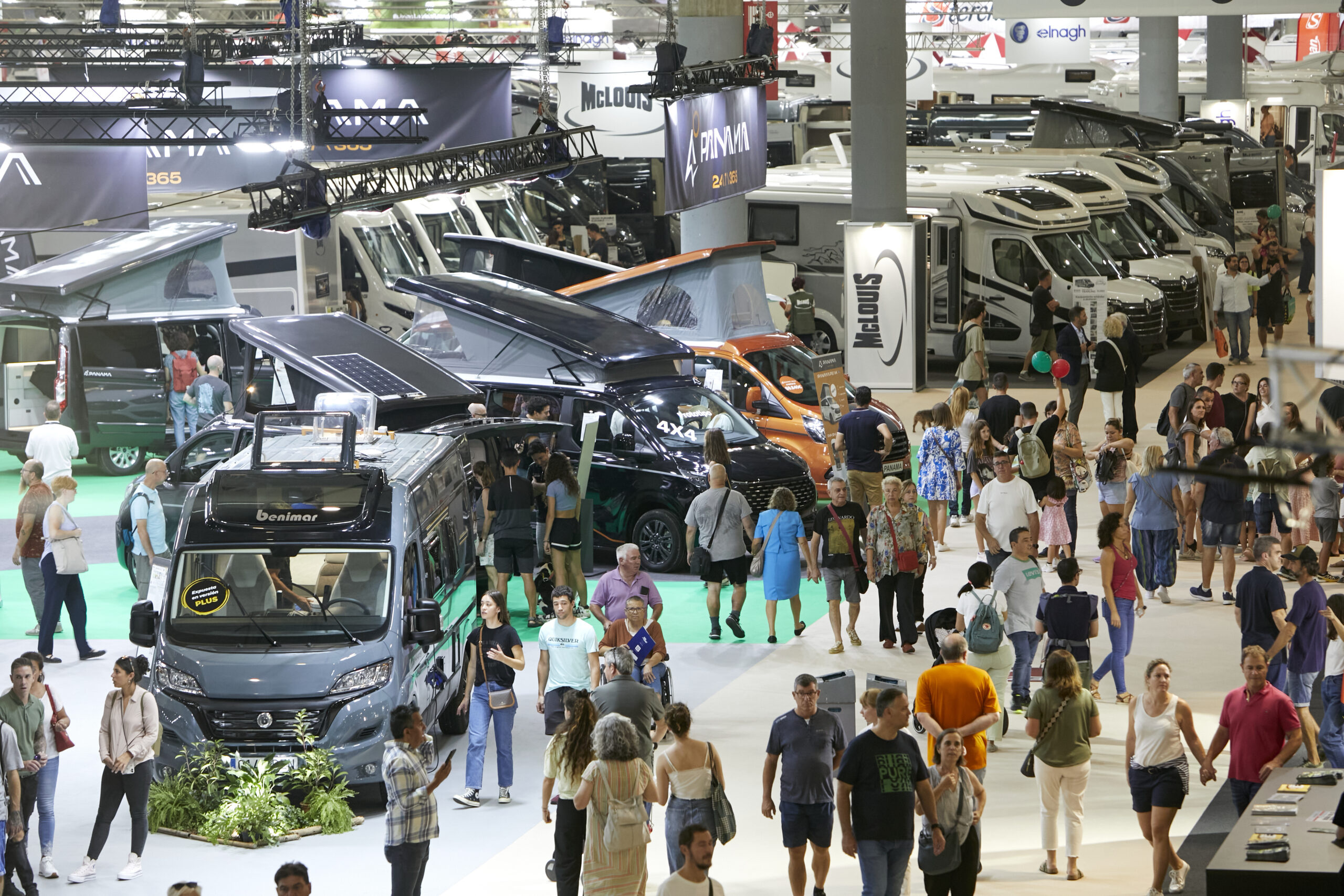 Imagen general del salón con muchos visitantes junto con campers i autocaravanas