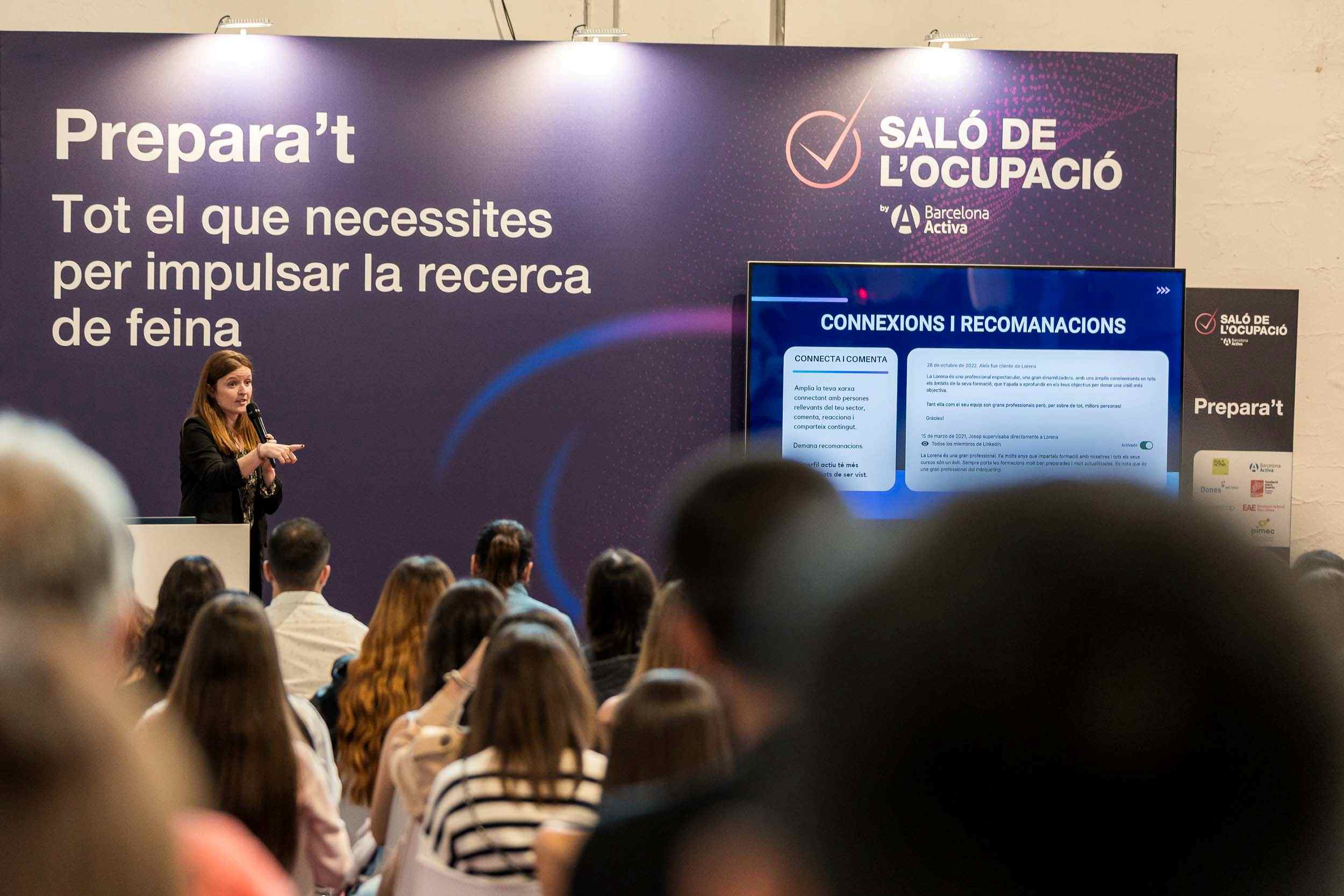 Una experta dona recomanacions per trobar feina durant una xerrada al Saló de l'Ocupació 2024