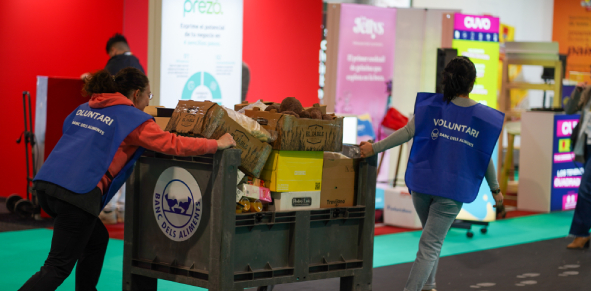 Dos voluntarios del Banc dels Aliments recogiendo excedentes de Alimentos durante la feria Alimentaria