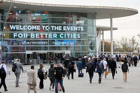Imagen de la entrada del recinto de Gran Via con gente accediendo a la edición pasada de Smart City Expo