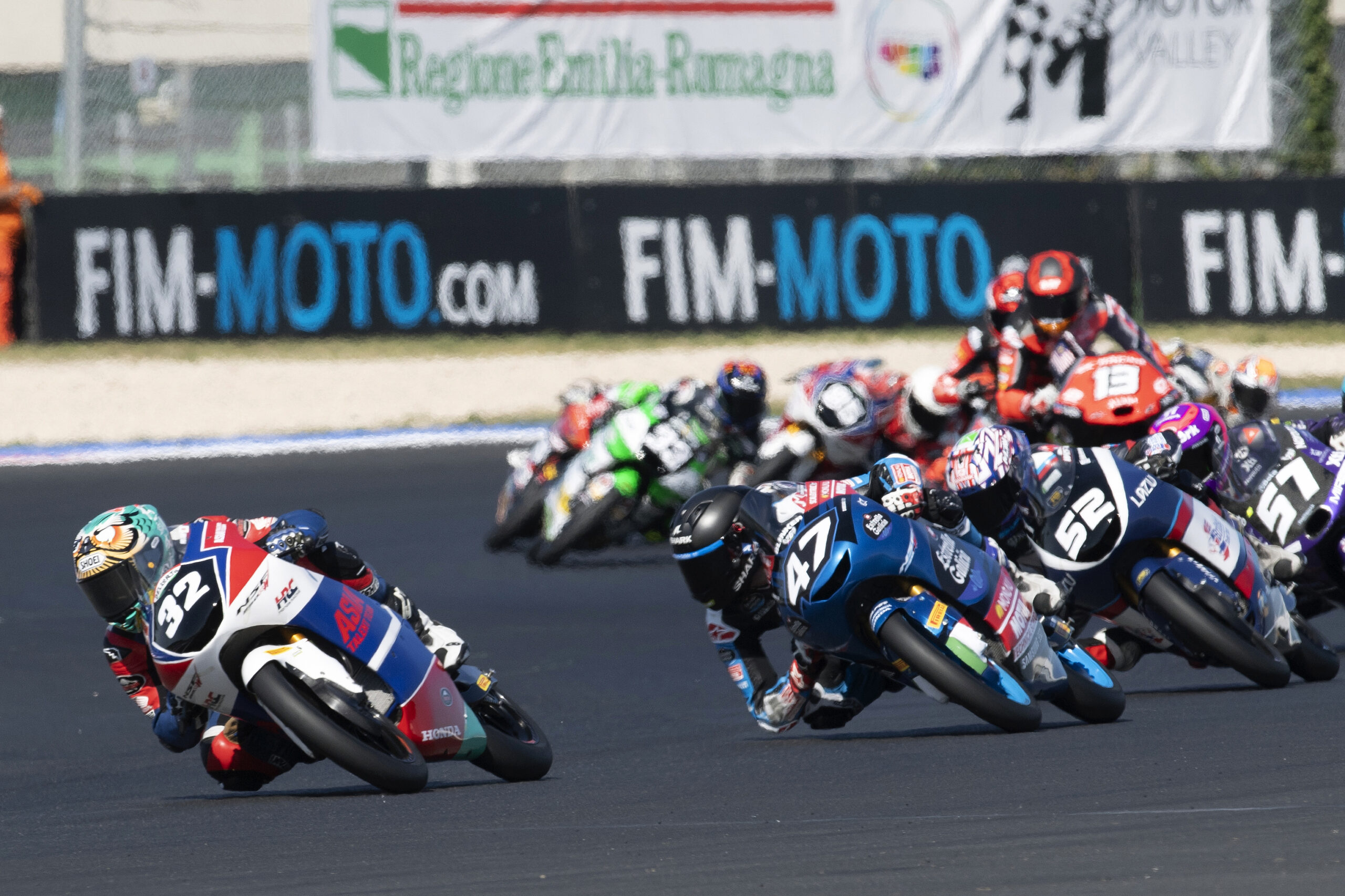 Motos en la pista durante una competición