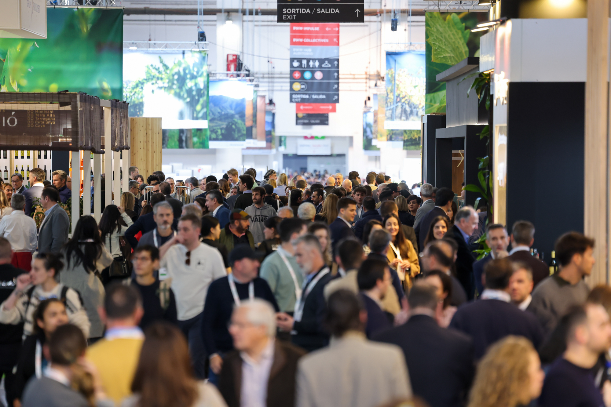 Diverses persones visiten un saló.