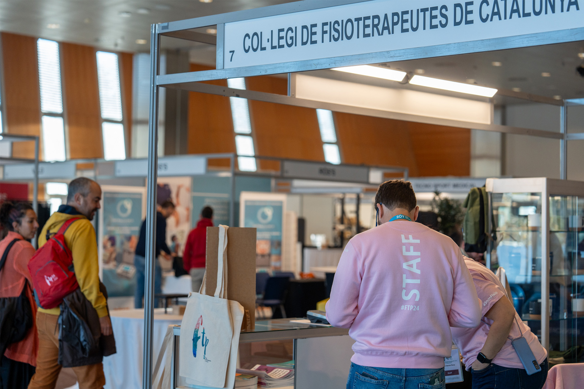 Persones passegen pel Congrés Internacional de Fisioteràpia