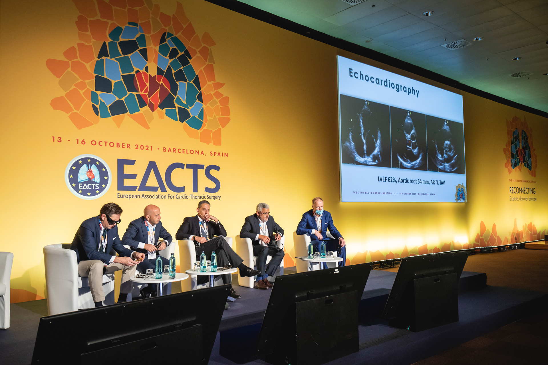 Diverses persones en una conferència