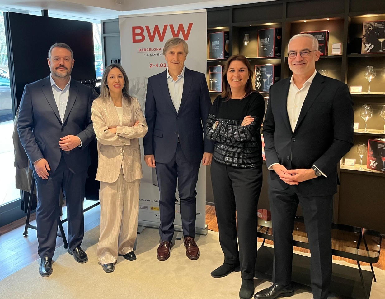 Martín Tomás, director territorial de Cataluña y Baleares de Cajamar; Celine Pérez, directora de BWW; Javier Pagés, presidente de BWW; Marta Macías, project manager de BWW; y José Luis Benítez, director general de la Federación Española del Vino (FEV).