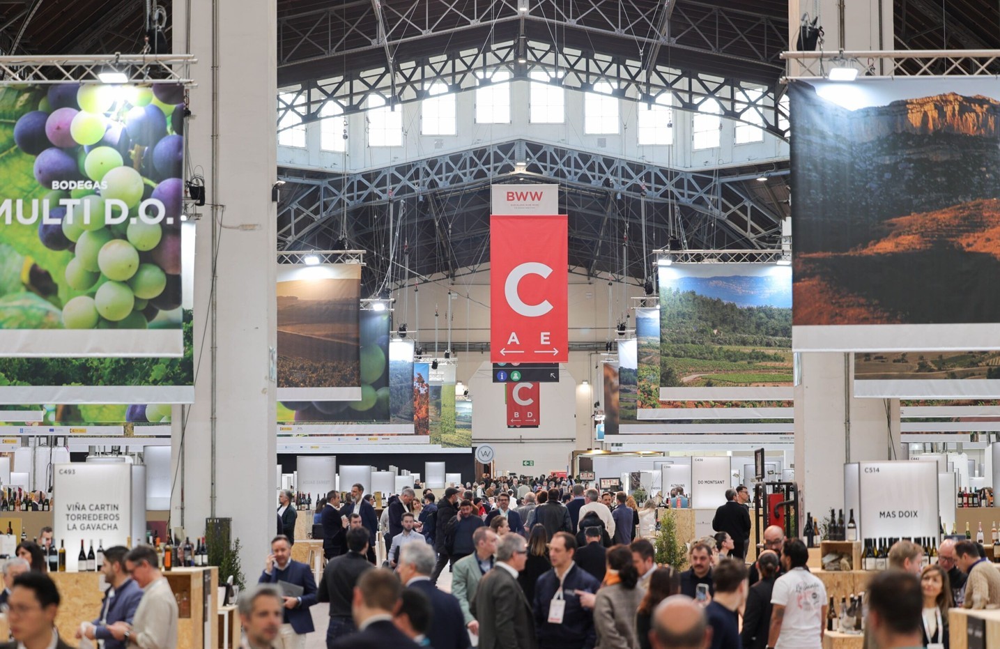 Interior del Palacio 8 del recinto de Montjuïc durante la Barcelona Wine Week 2026