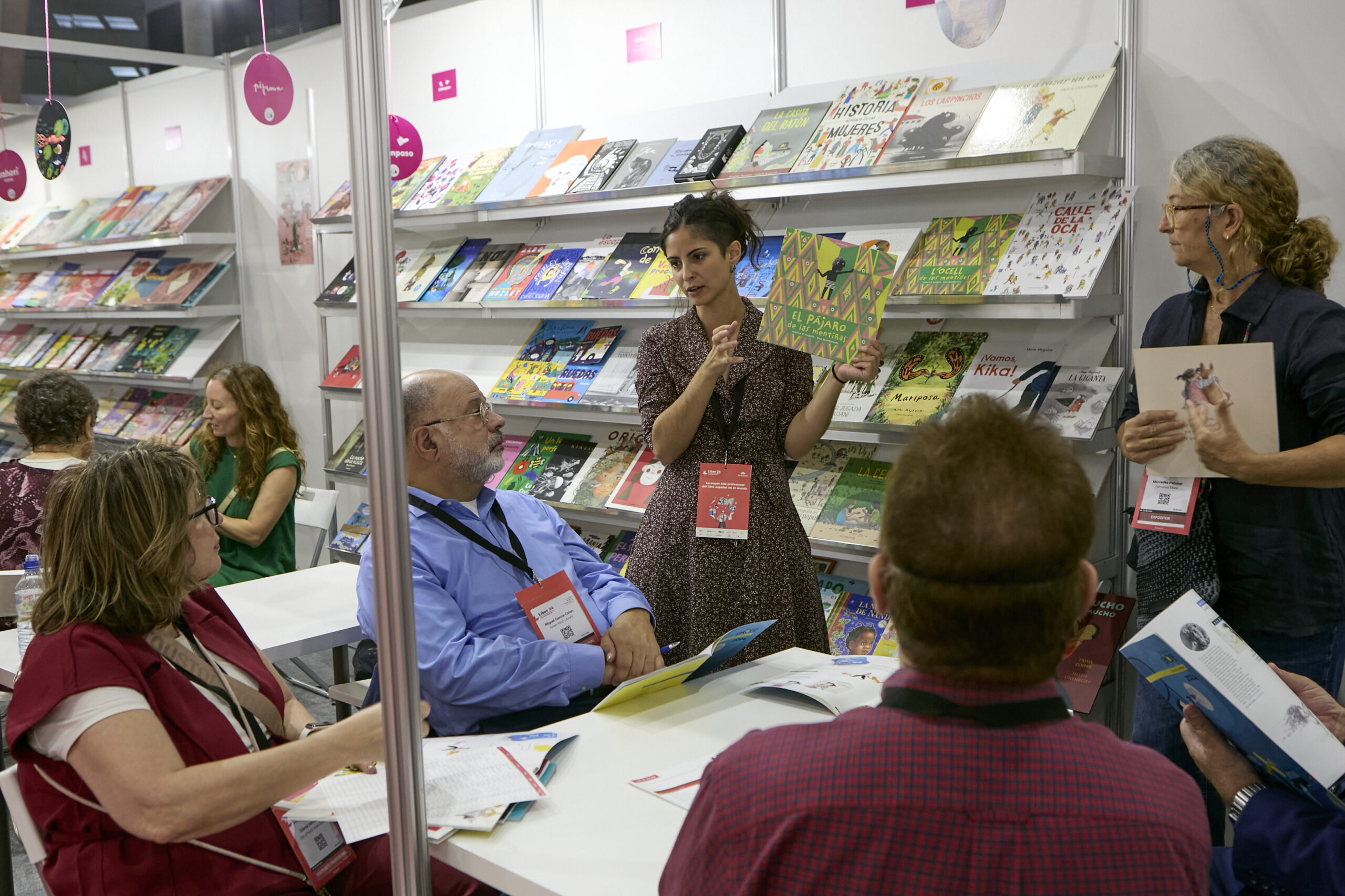 Estand con compradores en Liber 2024