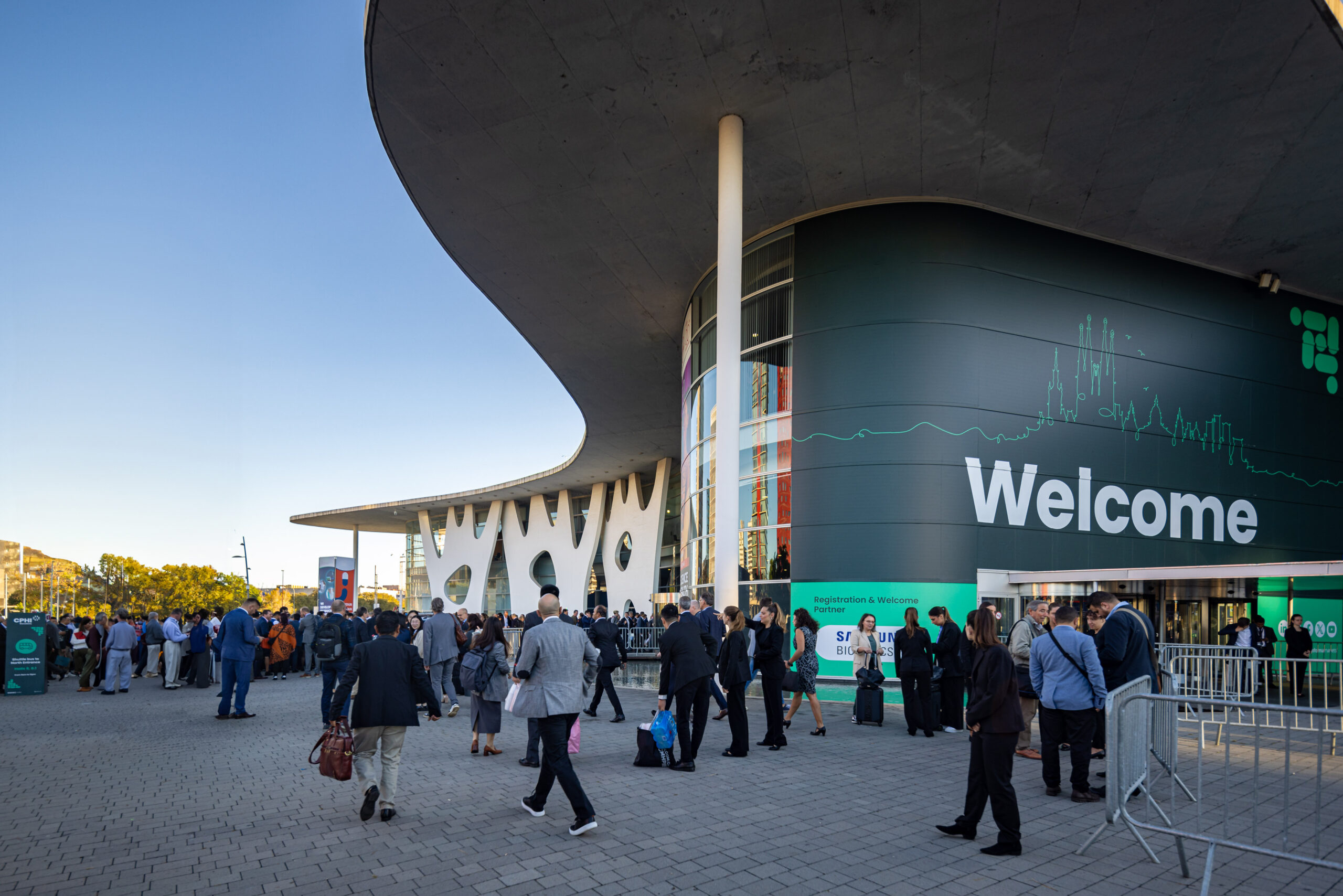 Entrada principal del recinto de Gran Via con visitantes