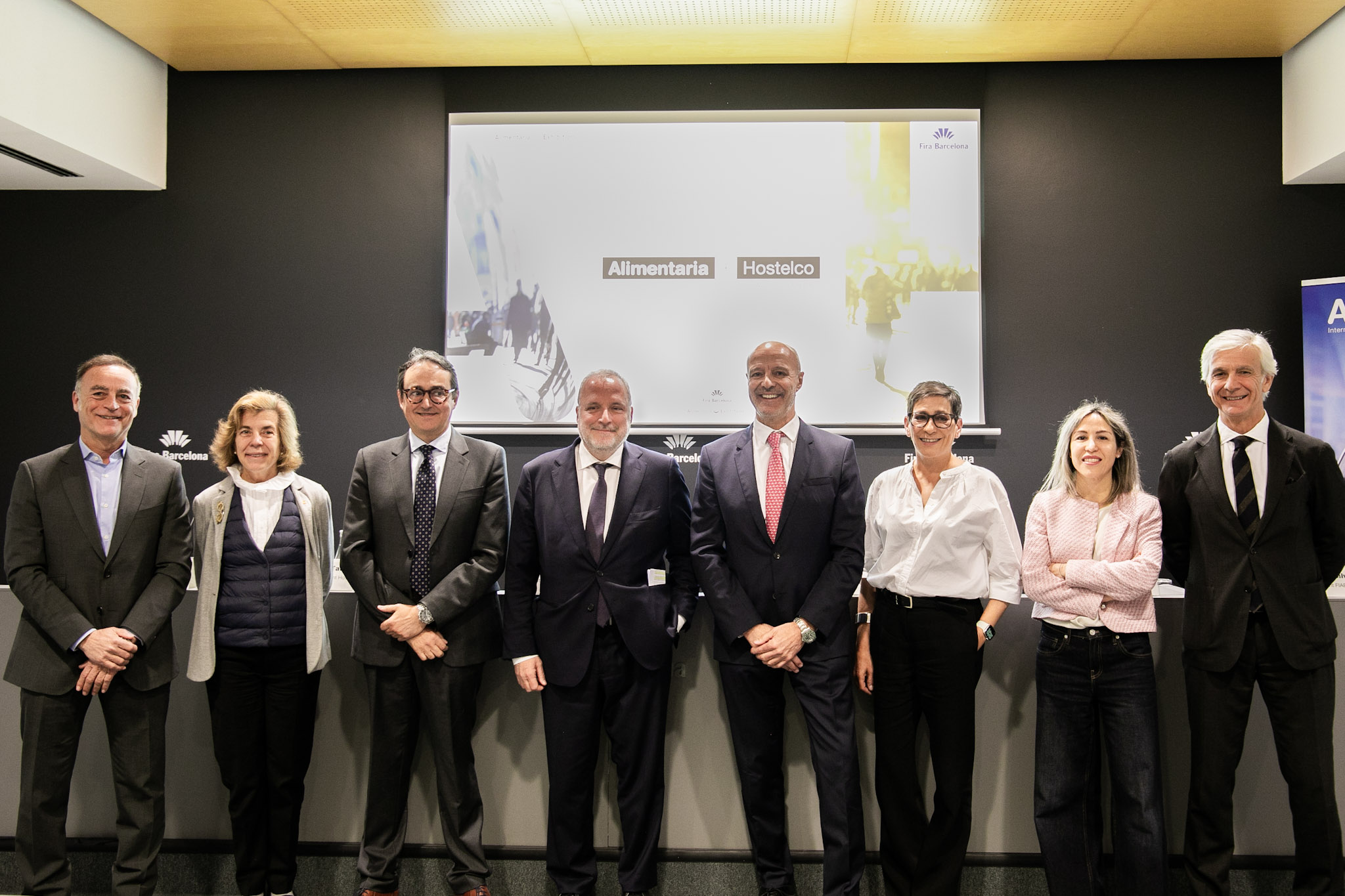 Foto de presentación de Alimentaria: De iquiera a derecha: Antoni Vall, Director general Alimentaria Exhibitions. Maria Naranjo, directora d'Indústria Alimentària d´ ICEX. Pere Taberner, president d'Hostelco. Constantí Serrallonga, director general de Fira de Barcelona; Antoni Llorens, president d´Alimentaria; ; Anna Canal, directora d´Alimentaria; Celine Pérez. Ignacio Silva, president de FIAB.