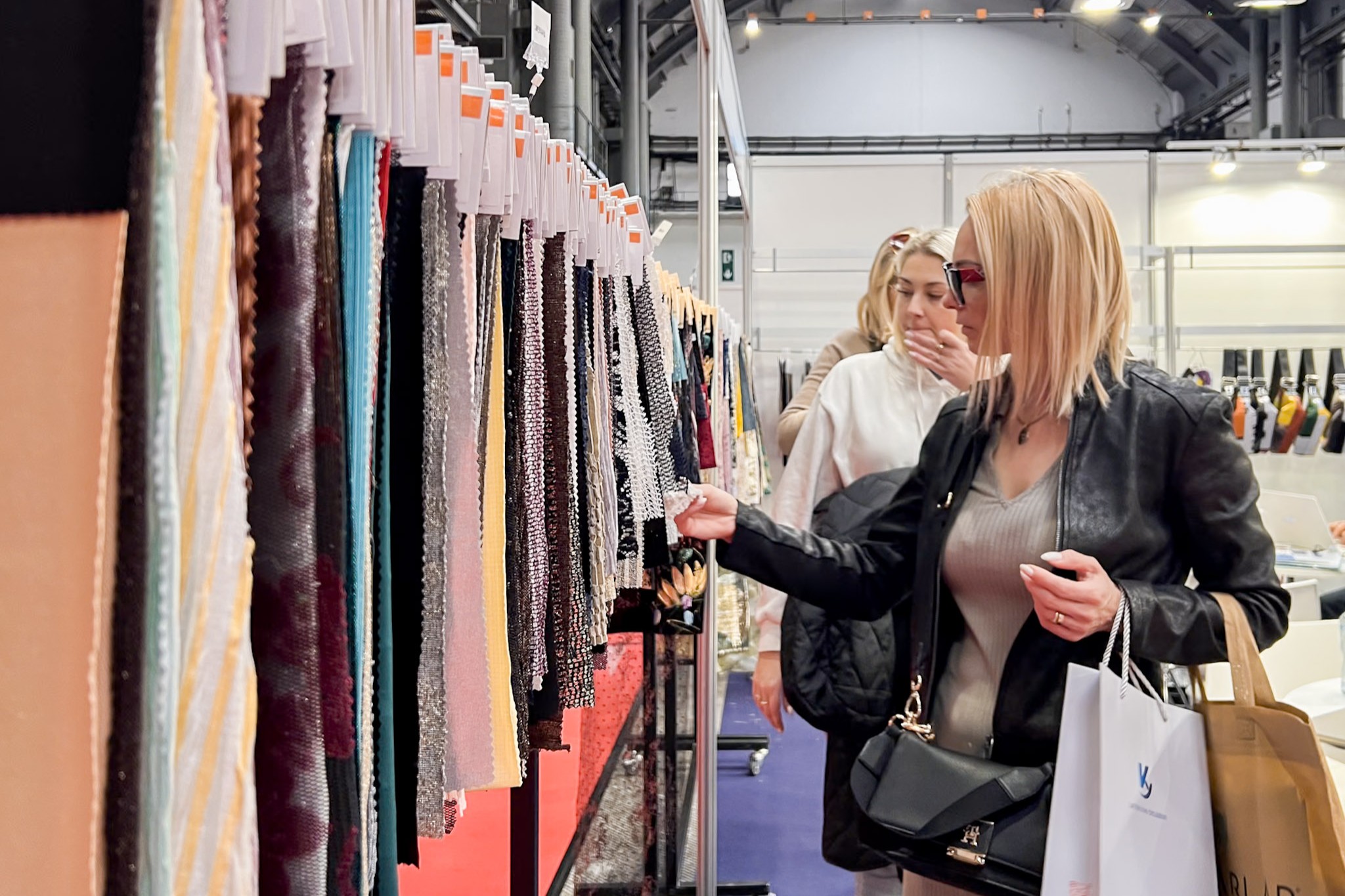 Dos mujeres observan telas en el Textile Expo