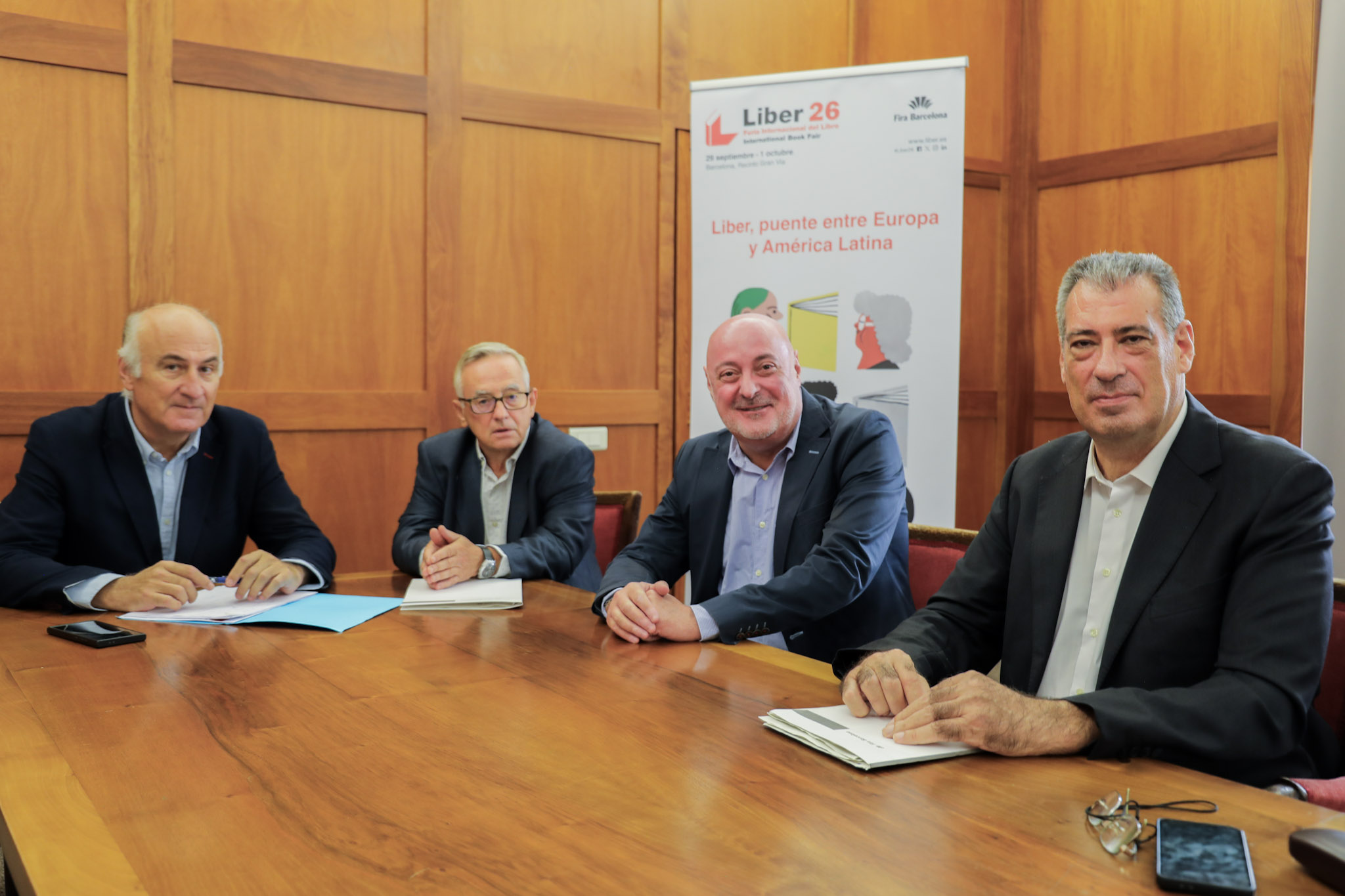 Presentación de Liber 2026. Fernando Benzo, secretario general de la FGEE; Manuel González, presidente de la FGEE y de Liber, Daniel Fernández, presidente del Gremi d'Editors de Catalunya y Josep Alcaraz, director de Liber 2026