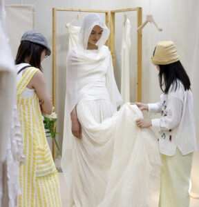 Momento entre bambalinas en Barcelona Bridal Fashion Week 2026