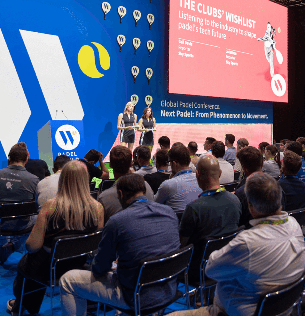 Asistentes sentados en la sala de conferencia de Padel World Summit.