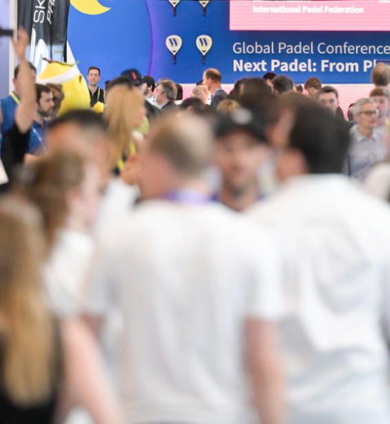 Grupo de visitantes por la zona expositiva del salón Padel World Summit.