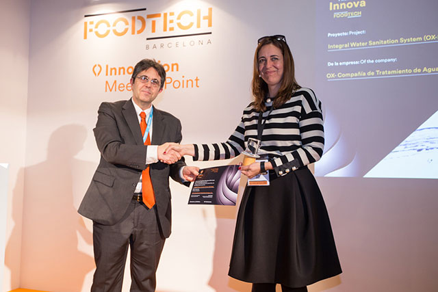 Responsable de la entrega de premios, saludando al ganador de uno de los Premios Alimentaria FoodTech