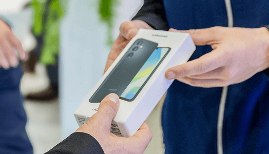 Manos sosteniendo dispositivo de alquiler Samsung