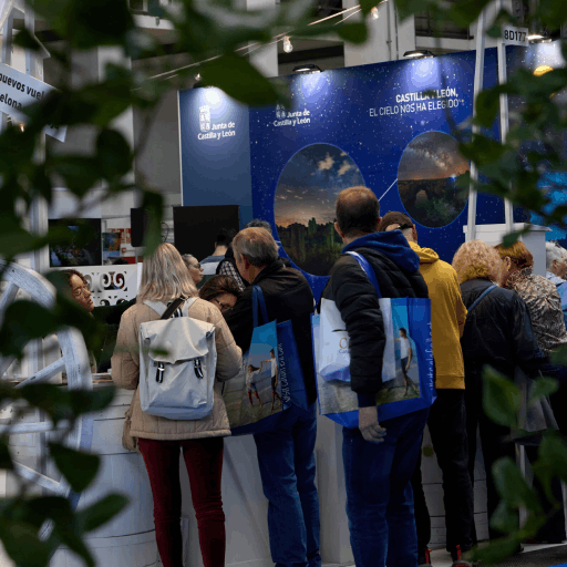 Visitantes en frente de un estand de expositores en el salón de B-Travel